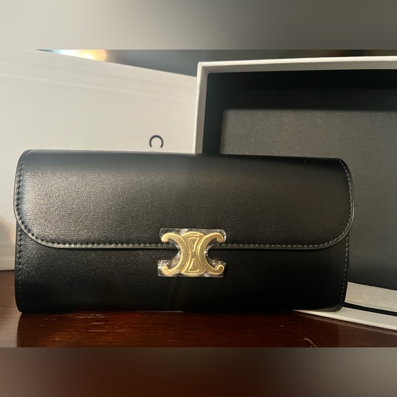 LARGE WALLET TRIOMPHE IN SHINY CALFSKIN
BLACK - Picture 1 of 6